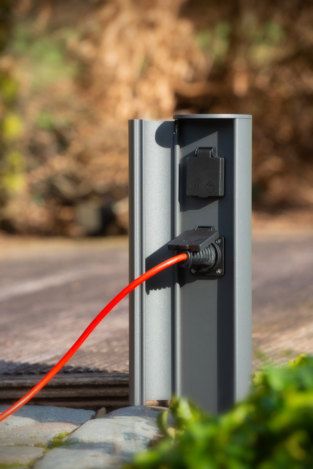 Lucide borne de prise de courant extérieure IP44, prises avec terre Type F, finition aluminium anthracite, hauteur 40cm