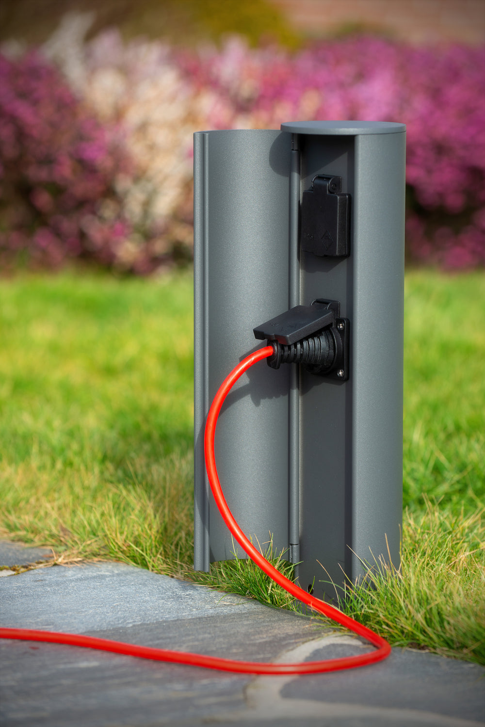 Lucide borne de prise de courant extérieure IP44, prises avec terre Type F, finition aluminium anthracite, hauteur 40cm