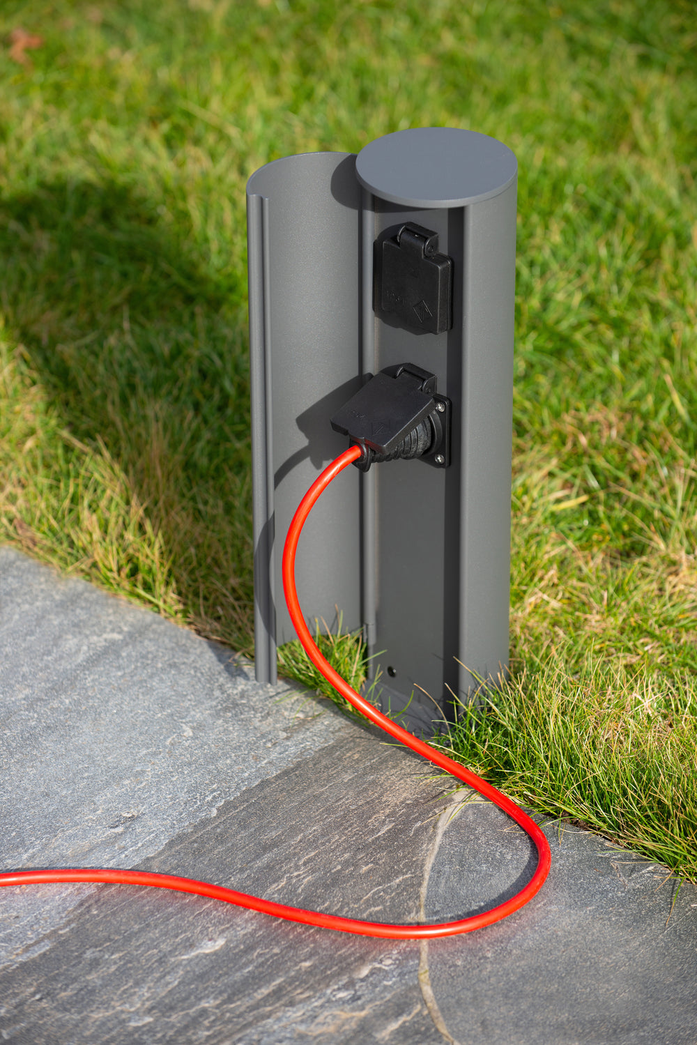Lucide borne de prise de courant extérieure IP44, prises avec terre Type F, finition aluminium anthracite, hauteur 40cm